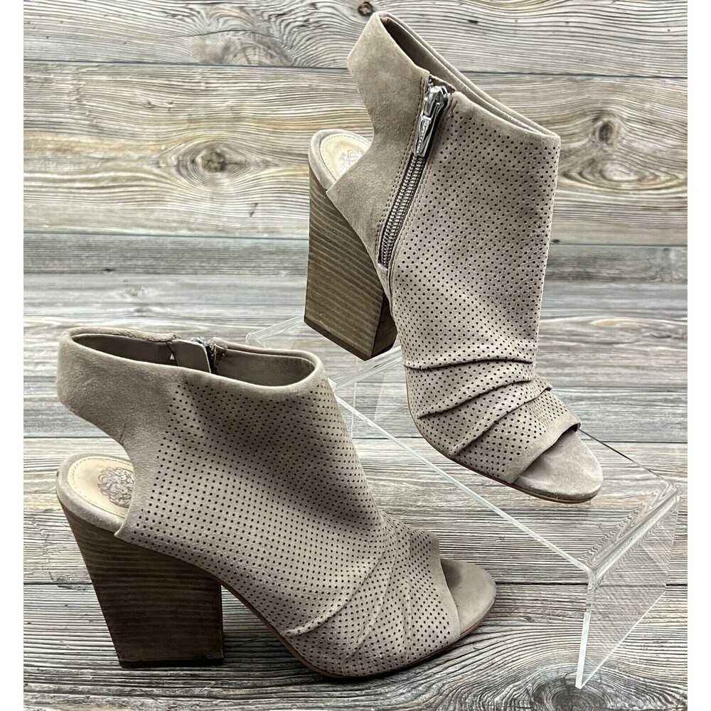 Vince Camuto Womens Kentvi Suede Ankle Sandals Beige Peep Toe Size 8 Medium